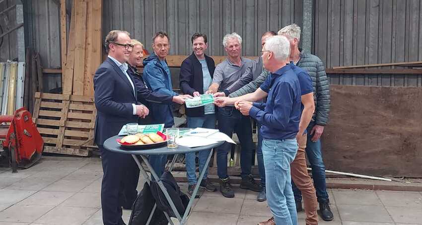 Friso Douwstra neemt het rapport in ontvangst